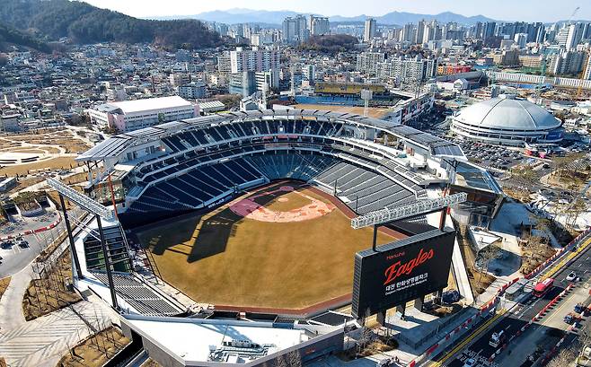 프로야구 한화 이글스가 올 시즌부터 홈구장으로 쓰는 대전 한화생명 볼 파크. 5일 개장식을 갖고 외부에 공개했다. 구장 구조가 비대칭으로, 우측에 우뚝 선 높이 8m ‘몬스터 월’이 명물이다./신현종 기자