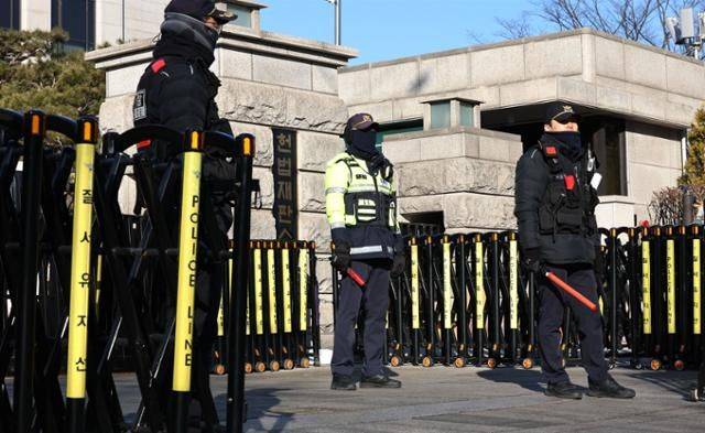 지난달 24일 서울 종로구 헌법재판소 앞에서 경찰이 출입을 통제하고 있다.ⓒ연합뉴스