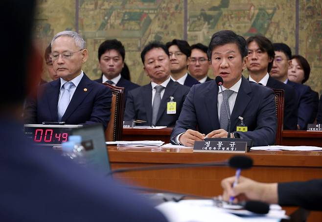 지난해 9월 24일 정몽규 대한축구협회장이 서울 여의도 국회에서 열린 문화체육관광위원회의 대한축구협회 등에 대한 현안질의에서 의원 질의에 답하고 있다. 뉴시스