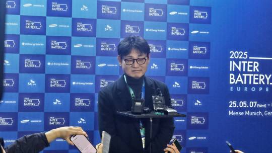 최문호 에코프로비엠 대표가 5일 서울 삼성동 코엑스에서 열린 국내 최대 배터리 산업 전시회 '인터배터리 2025'에서 취재진을 만나 질문에 답하고 있다. 박한나 기자.