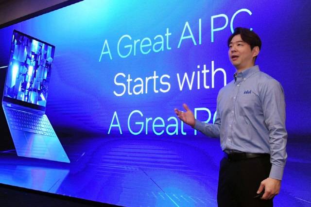 박승재 인텔코리아 상무가 5일 서울 영등포구 콘래드 호텔에서 진행된 '인텔 테크 데이' 강연자로 나서 AI PC용 프로세서에 대해 설명하고 있다. <인텔코리아 제공>