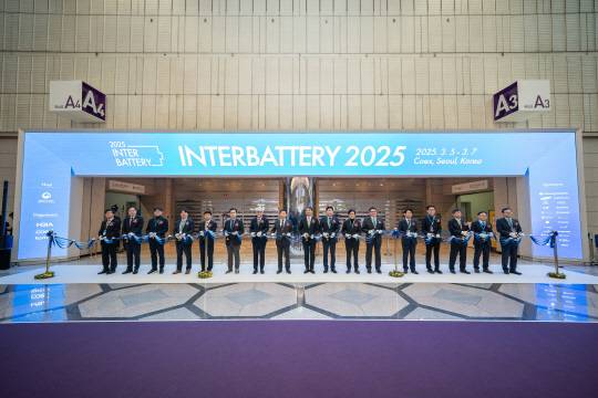 안덕근 산업통상자원부 장관과 이철규 국회 산업통상자원중소벤처기업위원회 위원장, 김동명 LG에너지솔루션 대표이사 겸 한국배터리산업협회장을 비롯한 참석자들이 5일 서울 강남구 코엑스에서 열린 '인터배터리 2025' 개막식에서 테잎 컷팅을 하고 있다. 한국배터리산업협회 제공.