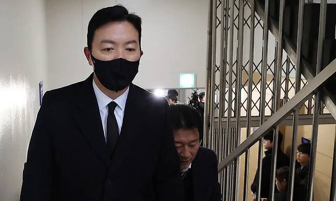 김성훈 대통령경호처 차장이 17일 오전 서울 서대문구 경찰 국가수사본부 특별수사단(특수단)에 출석하고 있다. 김 차장은 지난 3일 고위공직자범죄수사처와 경찰의 윤석열 대통령 체포영장 집행 시도를 저지한 혐의를 받고 있다. 신소영 기자 viator@hani.co.kr