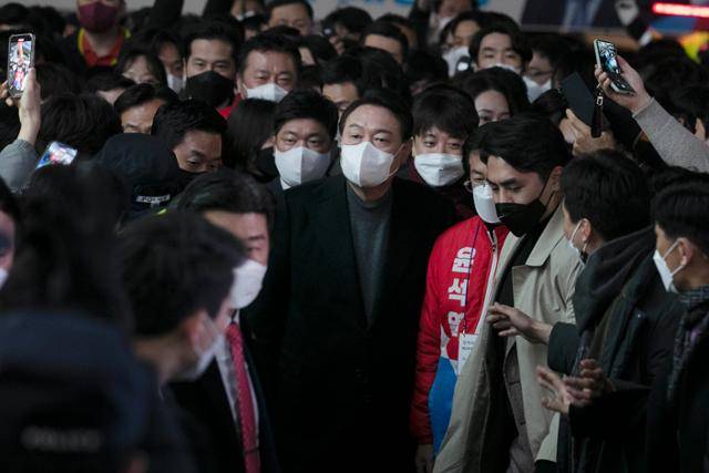 20대 대선 공식 선거운동 마지막 날인 2022년 3월 8일 당시 윤석열 국민의힘 대선후보가 이준석 당대표와 함께 서울 건대입구를 찾아 시민들에게 거리인사를 건네기 위해 이동하고 있다. 오대근 기자