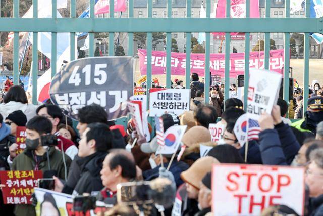 지난달 21일 오후 서울 성북구 고려대에서 윤석열 대통령에 대한 탄핵에 찬성하는 측 학생들과 반대하는 측 학생들이 교문을 사이에 두고 대치하며 맞불집회를 하고 있다. 뉴스1