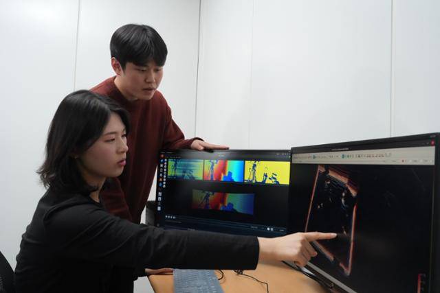 포스코DX AI 연구원들이 판교사옥 광학 실험실에서 라이다로 측정된 데이터를 분석하고 있다. 포스코DX 제공