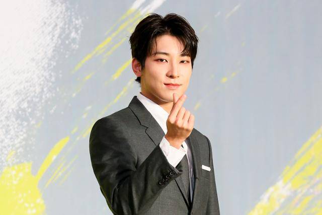 그룹 세븐틴 원우가 4월 3일 입대한다.한국일보 자료사진