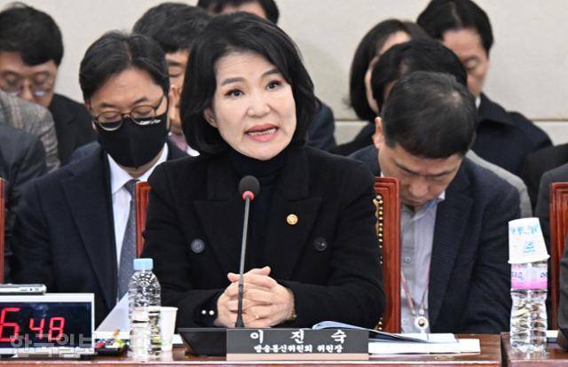 이진숙 방송통신위원장이 5일 국회 과학기술정보방송통신위 전체회의에 출석해 의원 질의에 답변하고 있다. 고영권 기자