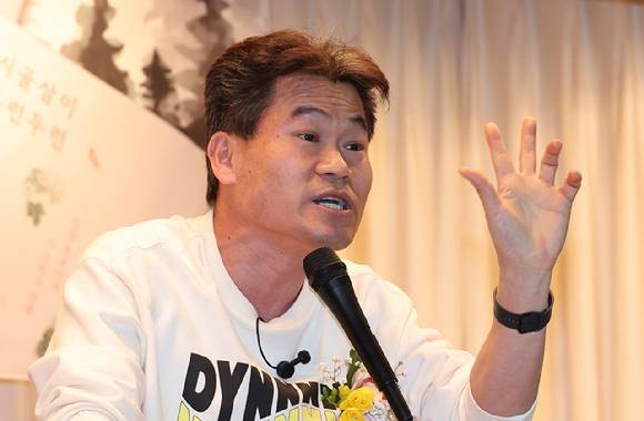 지난달 26일 서울 명동 YWCA에서 열린 신평 변호사 출판기념회에서 한국사 강사 전한길 씨가 축사를 하고 있다. [사진=연합뉴스]