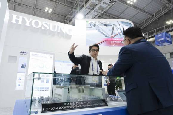 효성중공업 직원이 고객들에게 HVDC 기술을 소개하고 있다.  [사진=효성중공업 ]
