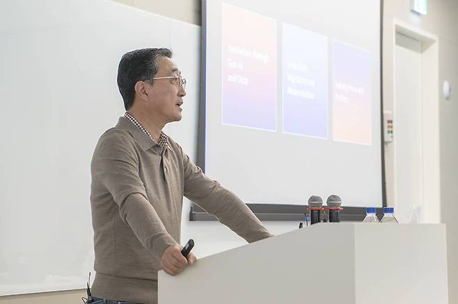 함기호 대표가 지난해 AWS코리아의 성과와 올해 AWS의 전략을 발표 중이다 / 출처=IT동아