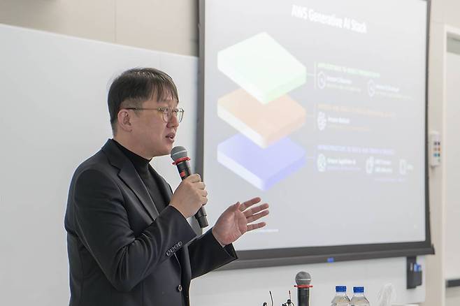 김기완 AWS 솔루션스 아키텍트 총괄이 AWS의 생성형 AI 전략 및 접근법을 소개 중이다 / 출처=IT동아