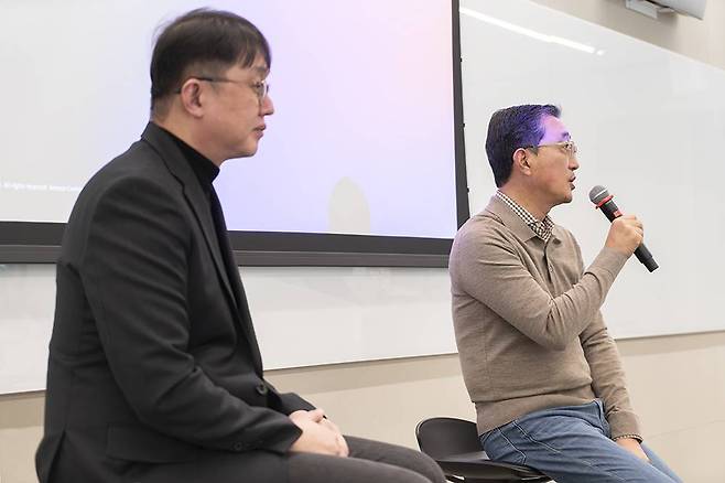 김기완 AWS 솔루션스 아키텍트 총괄(좌)과 함기호 AWS코리아 대표(우)가 질의응답을 받고 있다 / 출처=IT동아