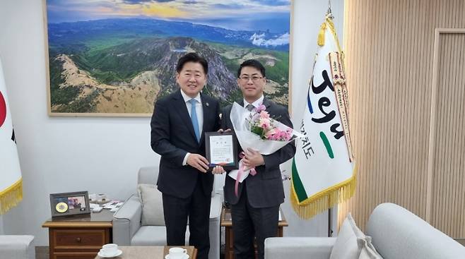 고종섭 대한항공 한국지역본부장이 4일 제주도청에서 오영훈 제주도지사 등이 참석한 가운데 열린 ‘2025년 납세자의 날 유공 기념식’에서 유공납세자 표창을 받았다. 표창은 최근 3년 이상 지방세를 성실하게 납부하여 재정 운영에 기여도가 높고 제주 지역 발전에 이바지한 법인 단체를 선정해 수여했다. (대한항공 제공)