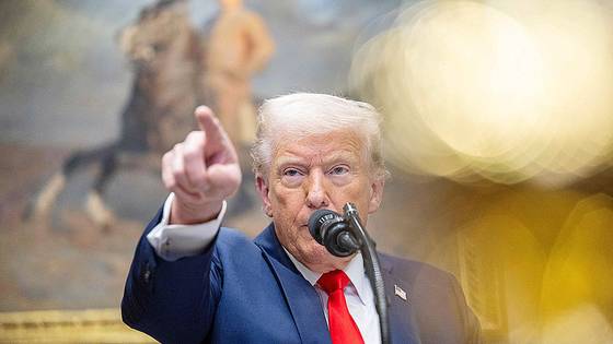 도널드 트럼프 미국 대통령이 3일(현지시간) 워싱턴 DC 백악관에서 기자회견을 하며 손가락으로 취재진을 가리키고 있다. AFP=연합뉴스