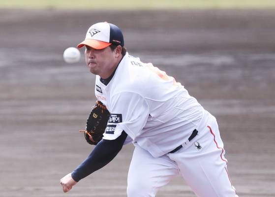 오키나와 캠프 연습경기에서 역투하는 류현진. 뉴스1