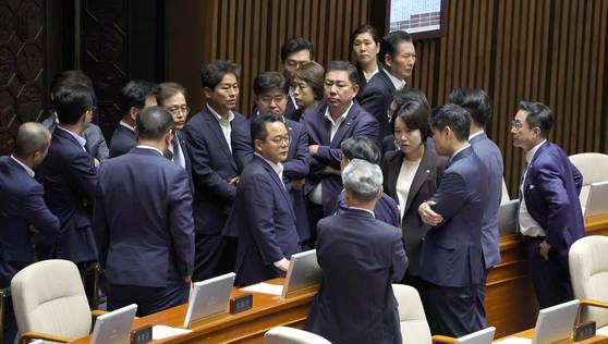 2023년 9월 21일 본회의에서 '이재명 체포동의안'이 가결되자 민주당 의원들이 모여 있다. 강정현 기자