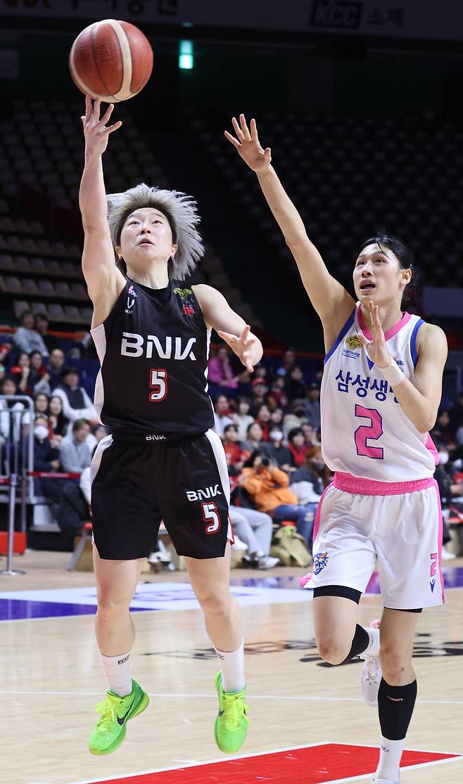 안혜지가 5일 삼성생명과 플레이오프 2차전에서 골밑슛을 시도 하고 있다. [연합뉴스]