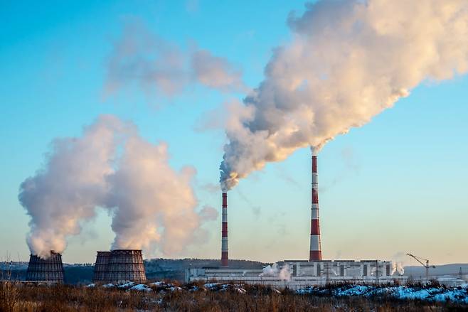 공장 굴뚝에서 대기 중으로 온실가스가 방출되고 있다. 사진=게티이미지