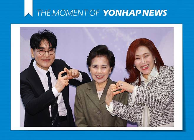 가수 이미자(가운데)와 주현미(오른쪽), 조항조가 5일 오후 서울 마포구 스탠포드 호텔에서 열린 전통가요 헌정 공연 ‘맥을 이음’ 기자간담회에서 포즈를 취하고 있다. 연합뉴스