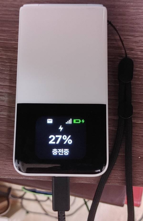 에이엘티 AT-M140S를 충전 중이다. 정옥재 기자