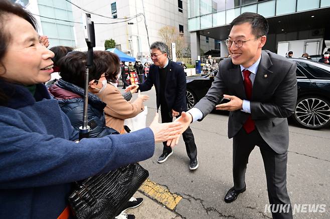 박정하, 김상욱 국민의힘 의원이 5일 오후 서울 마포구 청년문화공간JU에서 열린 한동훈 전 국민의힘 대표 저서 '국민이 먼저입니다' 북콘서트 행사에 참석하며 지지자들과 인사하고 있다.