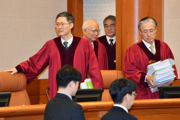 문형배 헌법재판소장 권한대행과 재판관들이 25일 서울 종로구 헌법재판소에서 열린 윤석열 대통령 탄핵심판 11차 변론기일에 입장하고 있다. 연합뉴스