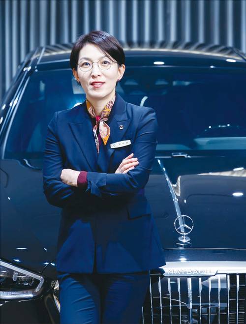 윤미애 한성자동차 영업이사 1975년생/ 서울보건전문대학 사무자동학과/ 중앙대 국제경영대학원 경영학과 석사/ 건국대 부동산대학원 석사/ 전주대 부동산학 박사/ 1996년 세진컴퓨터랜드/ 2005년 BMW 바바리안모터스 목동전시장/ 2008년 BMW 한독모터스 서초전시장/ 2011년 메르세데스-벤츠 한성자동차 강남전시장 영업팀 이사(현)  [윤관식 기자]