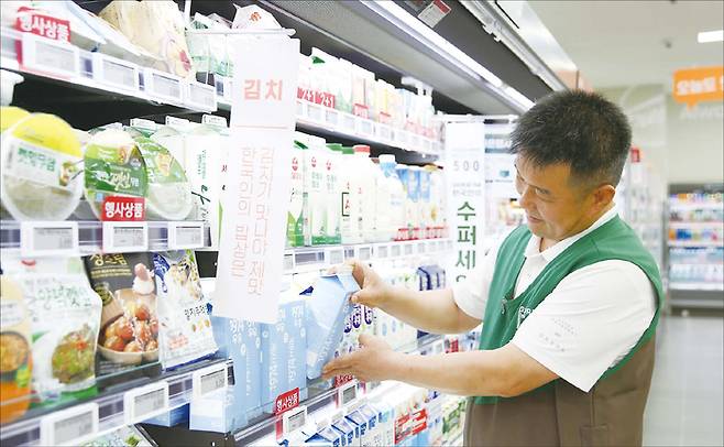 최근 고물가 기조와 근거리 장보기 수요 증가로 기업형 슈퍼마켓(SSM) 매출이 급증하면서, 새로운 프랜차이즈 창업 아이템으로 주목받는다. 사진은 GS더프레시 매대를 정리하는 모습. (GS리테일 제공)