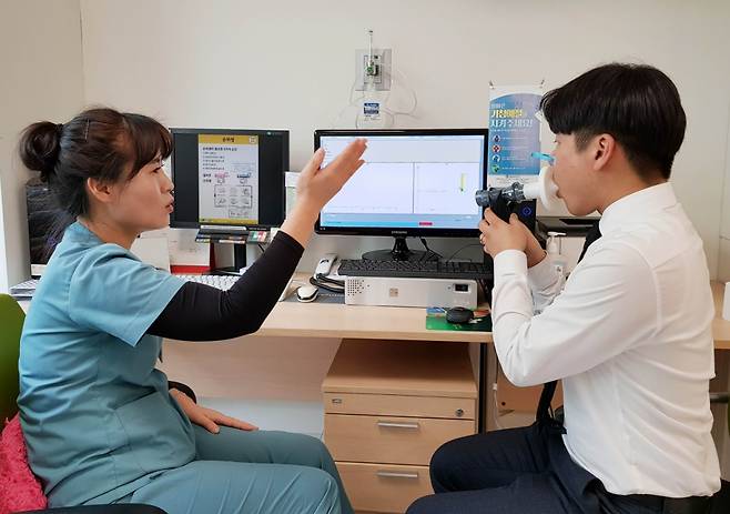 만성폐쇄성폐질환(COPD) 환자에게 폐 기능 검사를 시행하는 장면. /사진=순천향대 부천병원