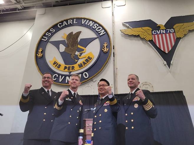 마이클 워시 미국 해군 제1항모강습단장(준장)과 닐 코프로스키 주한미해군사령관(준장), 매튜 토마스 칼빈슨함장(대령), 이남규 한국 해군 해양작전본부장이  3일 부산작전기지에서 열린 언론브리핑에서 기념 촬영을 진행하고 있다. / 사진=김인한 기자