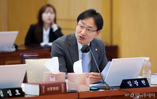 [대구=뉴시스] 이무열 기자 = 임광현 더불어민주당 의원이 24일 대구 중구 한국은행 대구경북본부에서 열린 대구지방국세청·대구본부세관·대구지방조달청·동북지방통계청·한국은행 대구경북본부·포항본부에 대한 국정감사에서 질의하고 있다. 2024.10.24. lmy@newsis.com /사진=이무열