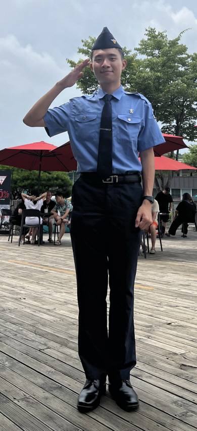 고 김지환 씨가 지난해 8월 공군 복무 중 휴가를 나와 촬영한 모습.  초록우산 제공