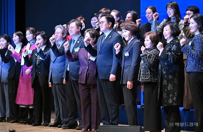 5일 오후 서울 중구 대한상공회의소 국제회의장에서 열린 대한상의 여성기업위원회 창립총회에서 우원식(앞줄 오른쪽 다섯 번째) 국회의장, 박일준(앞줄 왼쪽 여섯 번째) 대한상의 상근부회장을 비롯한 참석자들이 기념촬영을 하고 있다. 임세준 기자
