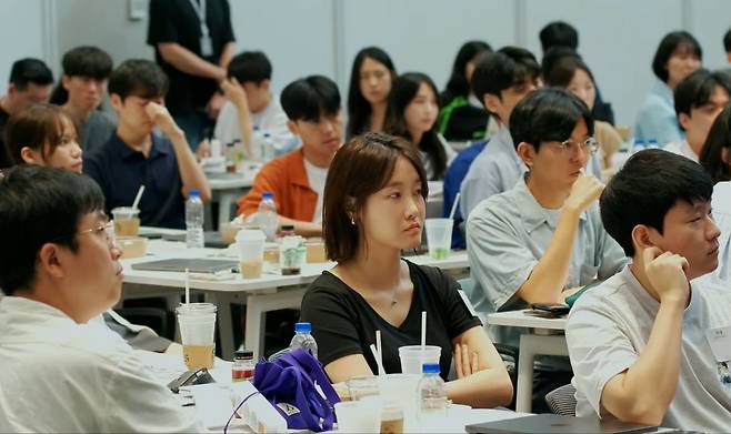 네이버 임직원들의 모습. [유튜브 ‘플레이 네이버’ 갈무리]