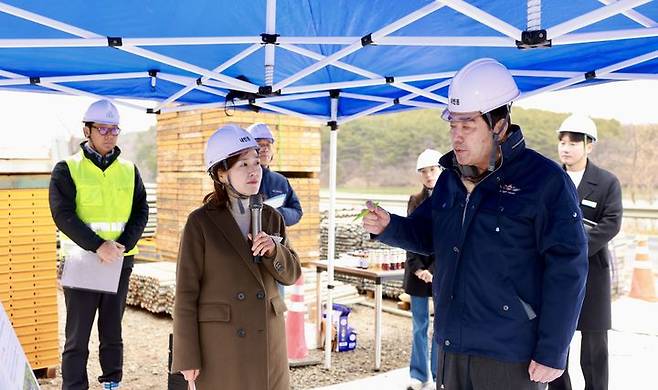 [보령=뉴시스] 김동일(오른쪽) 보령시장이 해빙기 공사 재개 시기에 맞춰 5일 관내 사업장을 방문, 공사 진행상황을 듣고 있다. (사진=보령시청 제공) 2025.03.05. photo.newsiscom *재판매 및 DB 금지