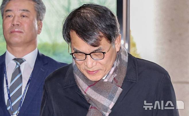 [과천=뉴시스] 김진아 기자 = 노태악 중앙선거관리위원장이 5일 경기 과천 중앙선관위로 들어서고 있다. 2025.03.05. bluesoda@newsis.com