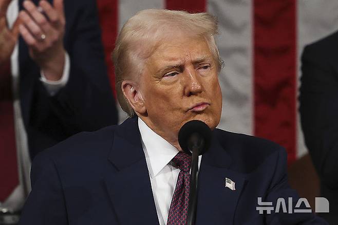 [워싱턴=AP/뉴시스]도널드 트럼프 미국 대통령이 4일(현지 시간) 미국 워싱턴DC 국회의사당에서 의회 상하원 합동 연설을 진행하고 있다. 2025.03.05.