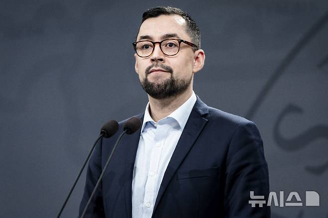 [코펜하겐(덴마크)=AP/뉴시스]무테 B. 에게데 그린란드 총리가 지난 1월10일 덴마크 코펜하겐에서 기자들과 만나고 있다. 그는 5일 "그린란드는 우리의 것"이라고 선언했다. 이는 "미국은 그린란드의 자결권을 지지한다"는 도널드 트럼프 미 대통령의 메시지를 무시한 것으로, 미국이 어떻게 해서든 그린란드를 얻겠다는 트럼프의 욕망에 찬물을 끼얹은 것이라 할 수 있다. 2025.03.05.