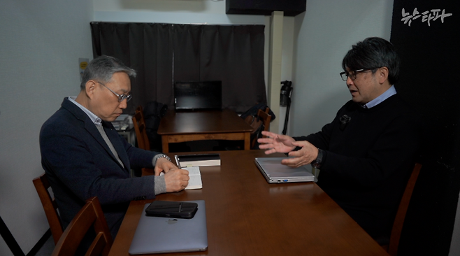 ▲ 남기정 서울대 일본연구소 교수(왼쪽)와 독립 언론인 야스다 고이치 씨