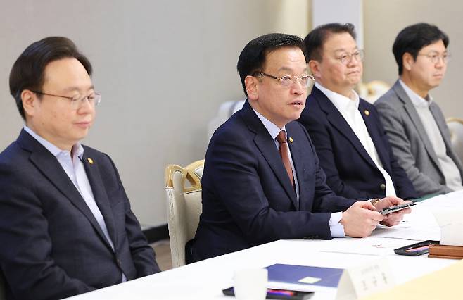 최상목 대통령 권한대행 부총리 겸 기획재정부 장관이 5일 정부서울청사에서 열린 의료개혁특위 오찬간담회에서 발언하고 있다. 연합뉴스