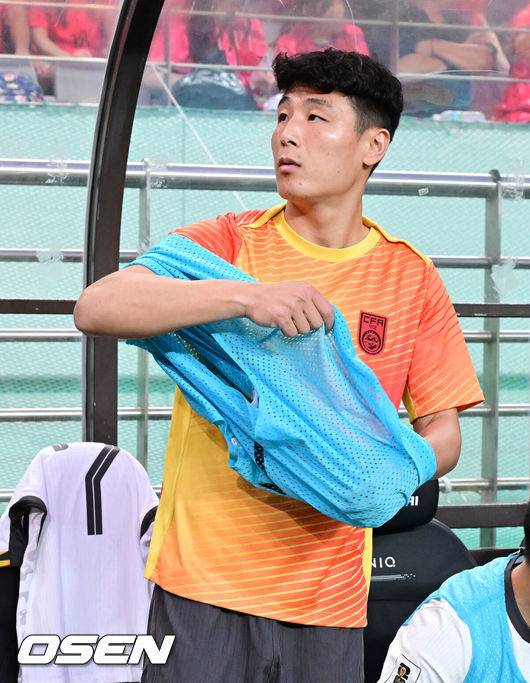 [OSEN=서울월드컵경기장, 지형준 기자] 11일 오후 서울월드컵경기장에서&nbsp;2026 국제축구연맹(FIFA) 북중미 월드컵 아시아 2차 예선 C조 6차전 대한민국과 중국의 경기가 열렸다.대한민국(4승 1무, 승점 13)은 지난 6일 싱가포르와 5차전에서 7-0 대승을 거두며 이날 중국과 최종전 결과와 상관없이 3차 예선행을 확정했다. 하지만 ‘톱 시드’를 유지하기 위해선 중국전 승리가 필요하다.경기에 앞서 중국 우레이가 준비하고 있다. 2024.06.11 / jpnews@osen.co.kr