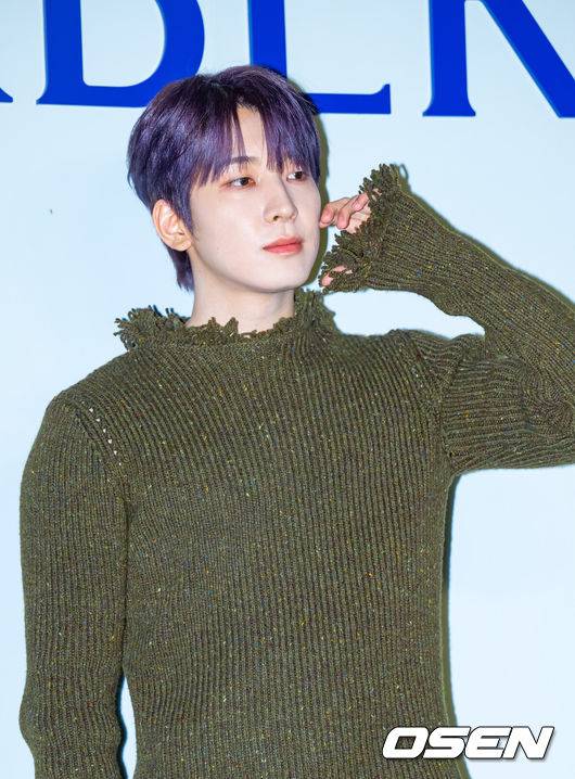 [OSEN=민경훈 기자] 2일 오후 서울 강남구 도산대로에 위치한 한 해외 의류 브랜드 매장에서 포토콜 행사가 열렸다. 이 자리에는 김나영, 고경표, 아일릿 민주&모카, 노상현, 신예은, 정소민, 세븐틴 원우, 공효진, 손석구 등이 참석했다.세븐틴 원우가 입장하며 포토타임을 갖고 있다. 2024.10.02  / rumi@osen.co.kr