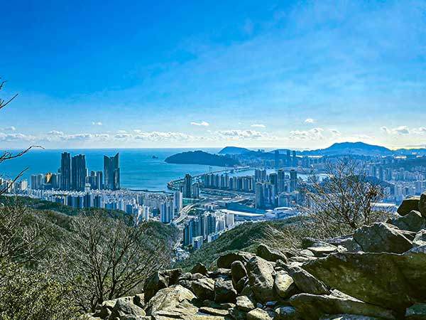 장산 너덜겅에서 본 광안대교, 이기대, 영도 봉래산.