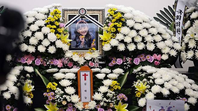 지난달 10일 대전의 한 초등학교에서 교사에게 살해된 김하늘 양의 빈소에 생전 환하게 웃고 있는 김 양의 영정 사진이 올려져 있는 모습 ⓒ연합뉴스