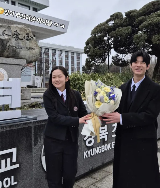 5일 열린 서울 선화예고 입학식에서 만난 개그맨 박준형-김지혜 부부의 딸(왼쪽)과 개그맨 박성호의 아들. 사진 김지혜 SNS 캡쳐