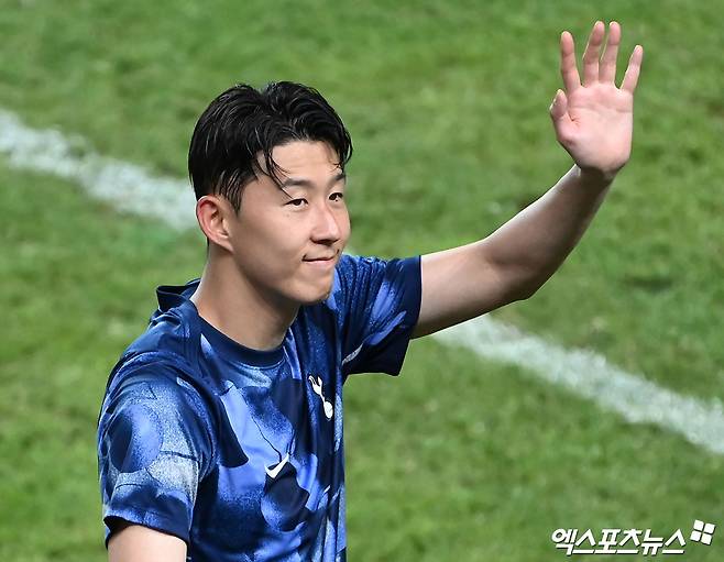 독일 최고 명문 바이에른 뮌헨 러브콜을 받는 것으로 알려진 손흥민에 대해 토트넘은 일단 방출 리스트에는 그를 올려놓지 않는 등 동행할 생각이 있는 것으로 보인다. 풋볼 런던에서 토트넘 전문기자로 활동하고 있는 알레스데어 골드는 지난 4일 토트넘 방출리스트 7명을 뽑아냈는데 히샬리송, 이브 비수마, 세르히오 레길론, 프레이저 포스터 등이 포함됐으나 손흥민은 없는 것으로 드러났다. 엑스포츠뉴스DB