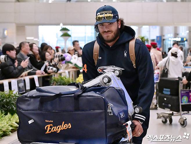 일본 오키나와에서 진행된 스프링캠프를 마친 한화 이글스 선수단이 4일 오후 인천국제공항을 통해 귀국했다.  입국장을 빠져나오는 한화 폰세. 엑스포츠뉴스 DB