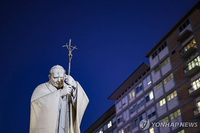 4일(현지시간) 제멜리 병원의 요한 바오로 2세 동상 [EPA 연합뉴스. 재판매 및 DB 금지]