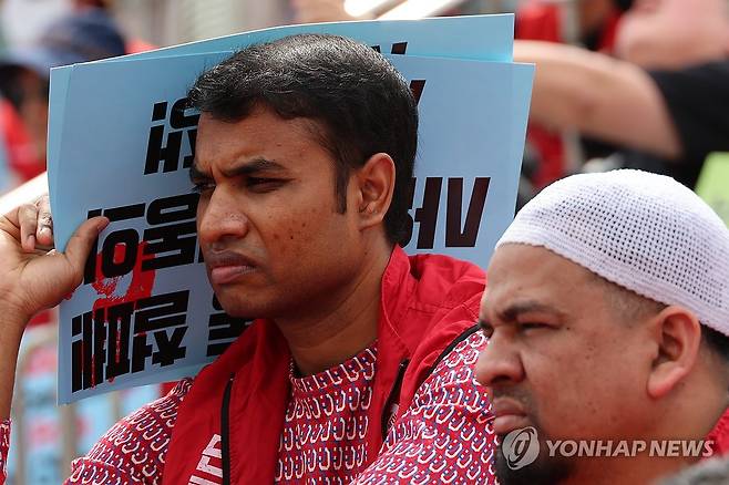 임금 체불 피해자 발언 듣는 이주노동자 (서울=연합뉴스) 김주성 기자 = 세계노동절을 사흘 앞둔 지난해 4월 28일 오후 서울역 광장에서 열린 메이데이 집회에 참가한 이주노동자들이 임금체불 피해자의 발언을 듣고 있다. [연합뉴스 자료사진] 2025.3.5